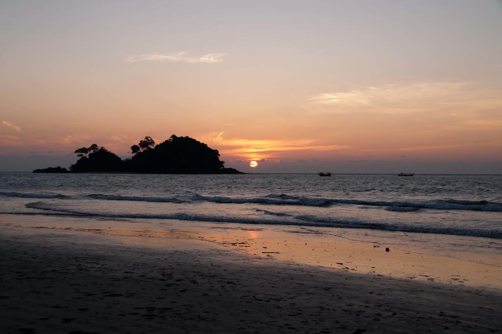 Tawan Bar And Bungalow Hotel Ko Phra Thong Luaran gambar